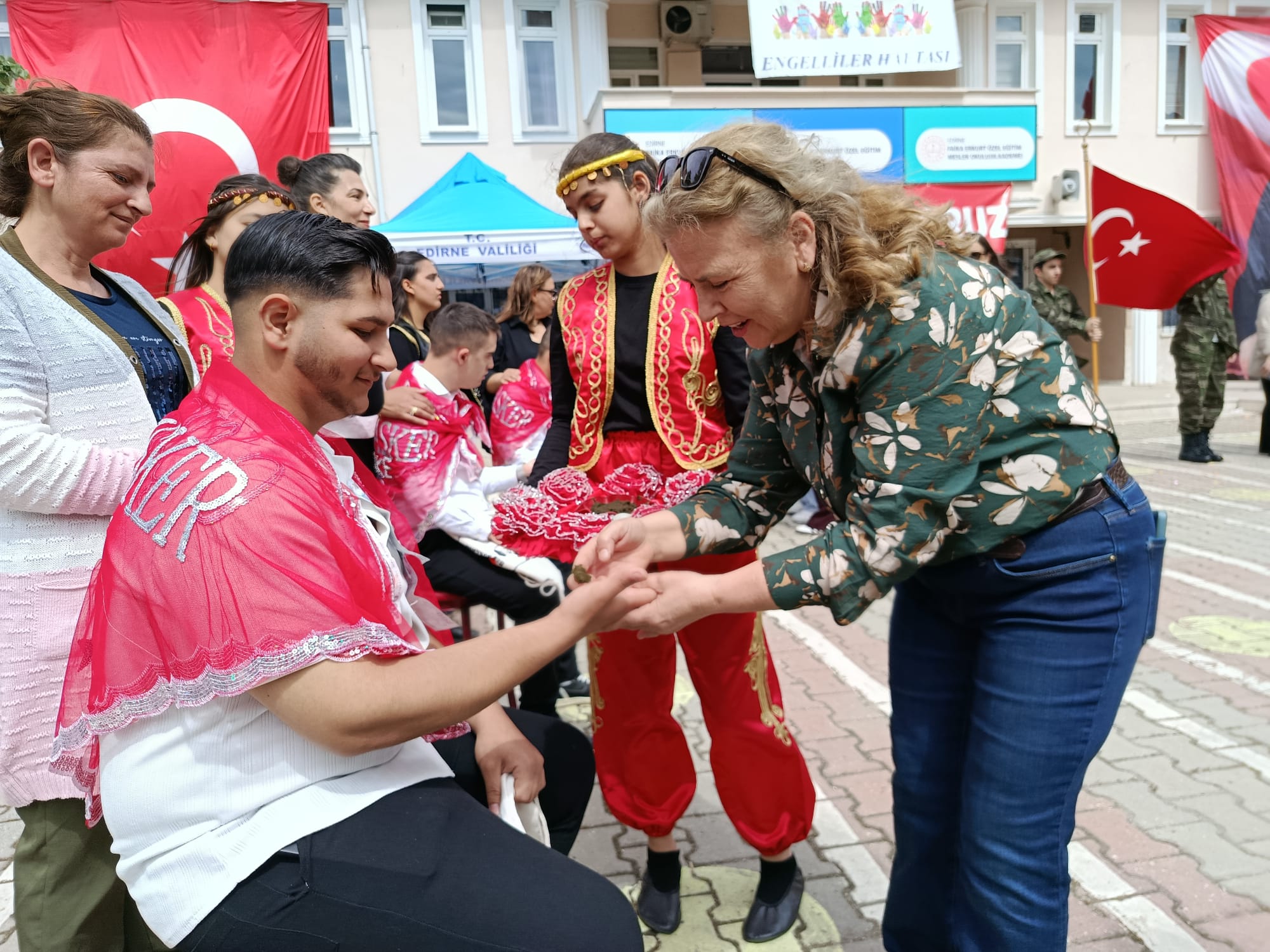 Edirne'de 'Engelliler Haftası' etkinlikleri kapsamında, özel gereksinimli gençler için temsili asker uğurlama töreni düzenlendi. Renkli görüntülerin yaşandığı programda, asker üniforması giyen gençlerin ellerine kına yakıldı.